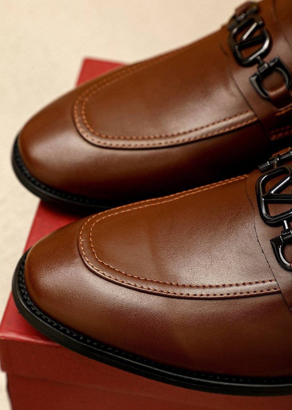 微商相册测试鞋子-Valentino Tapered Toe Loafers — detail