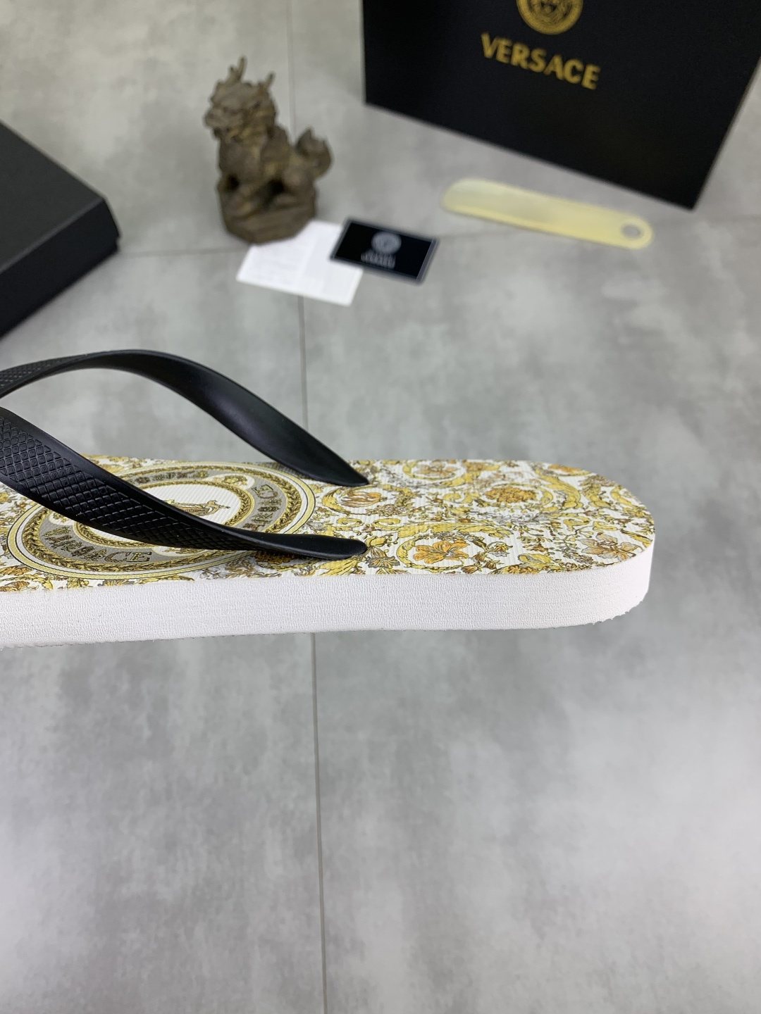微商相册测试鞋子-Versace Baroque Print Flip-Flops — side