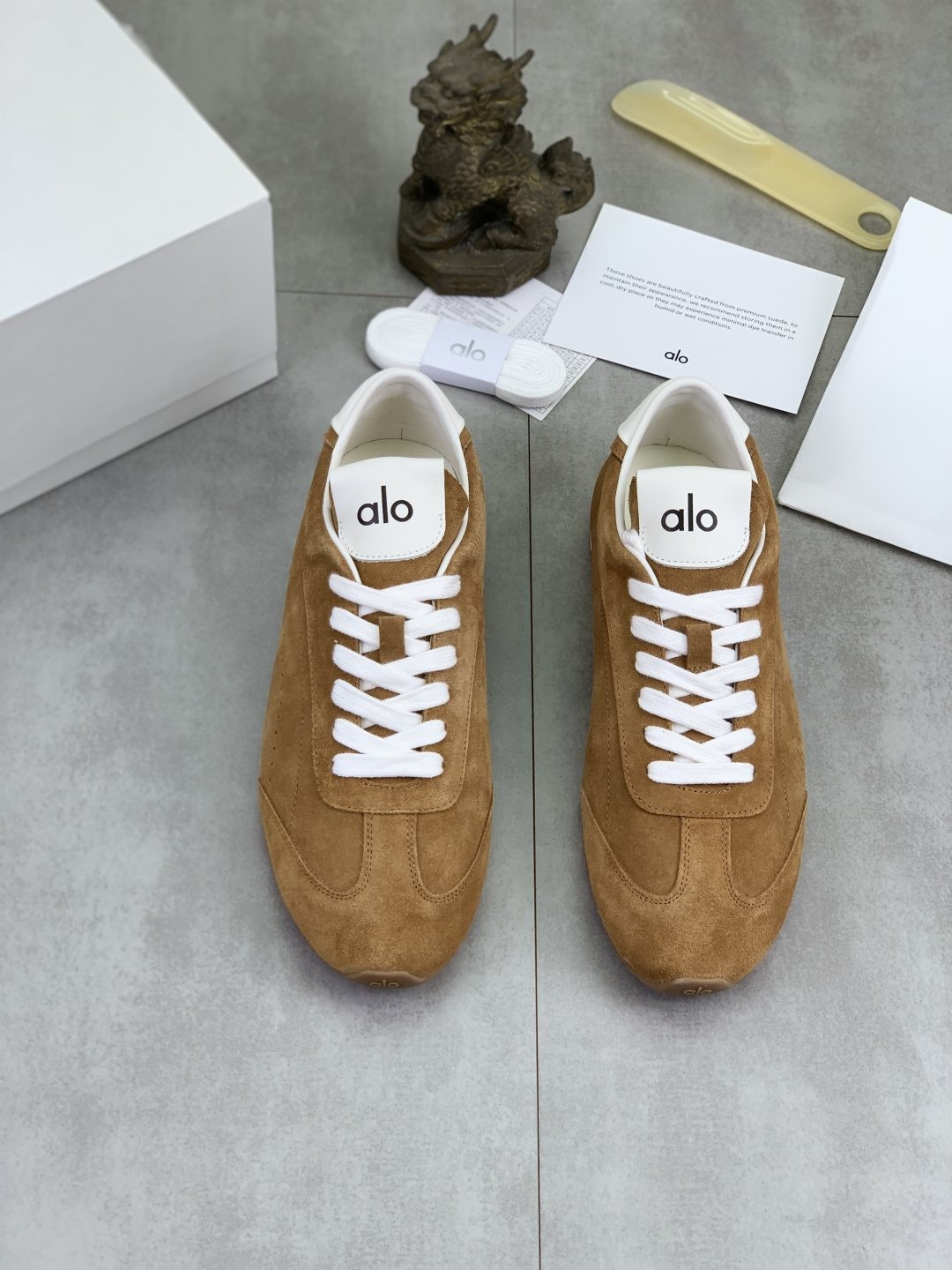 微商相册测试鞋子-Alo Gum Sole Low-Top Sneakers — front